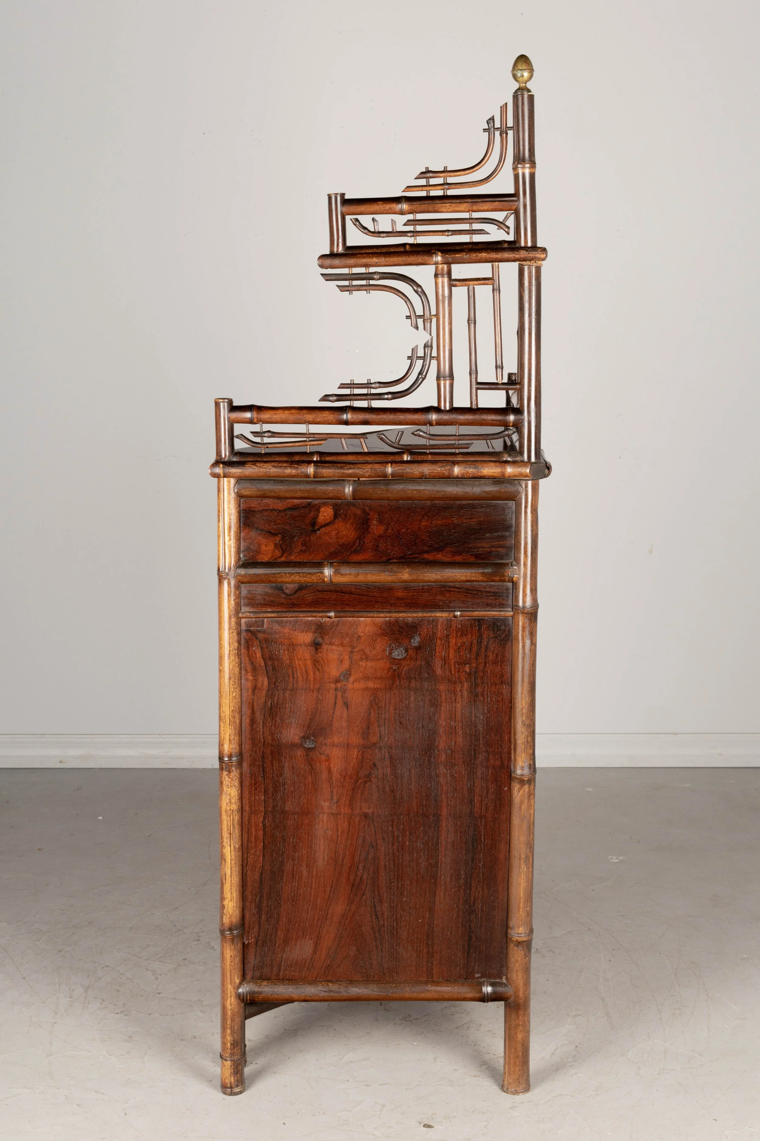 -antique-バゲジカート ヴィンテージ ホテルKARE ファニチャー Vintage Le Banquier Card Dispenser sold at auction on 27th